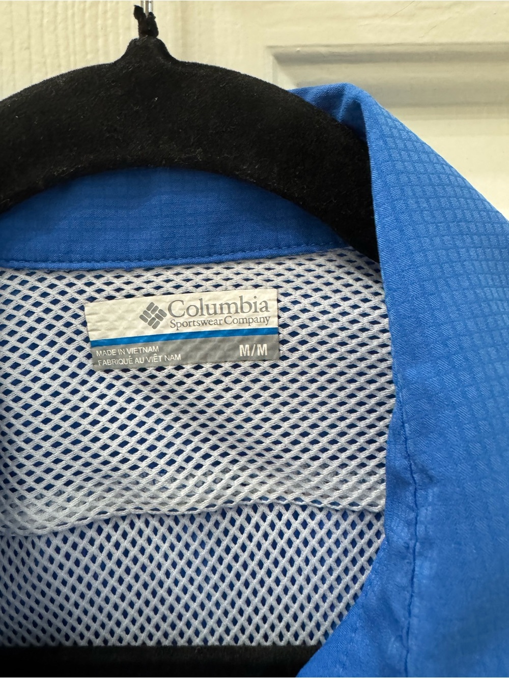 Columbia women's Bright Blue light Shirt, size M